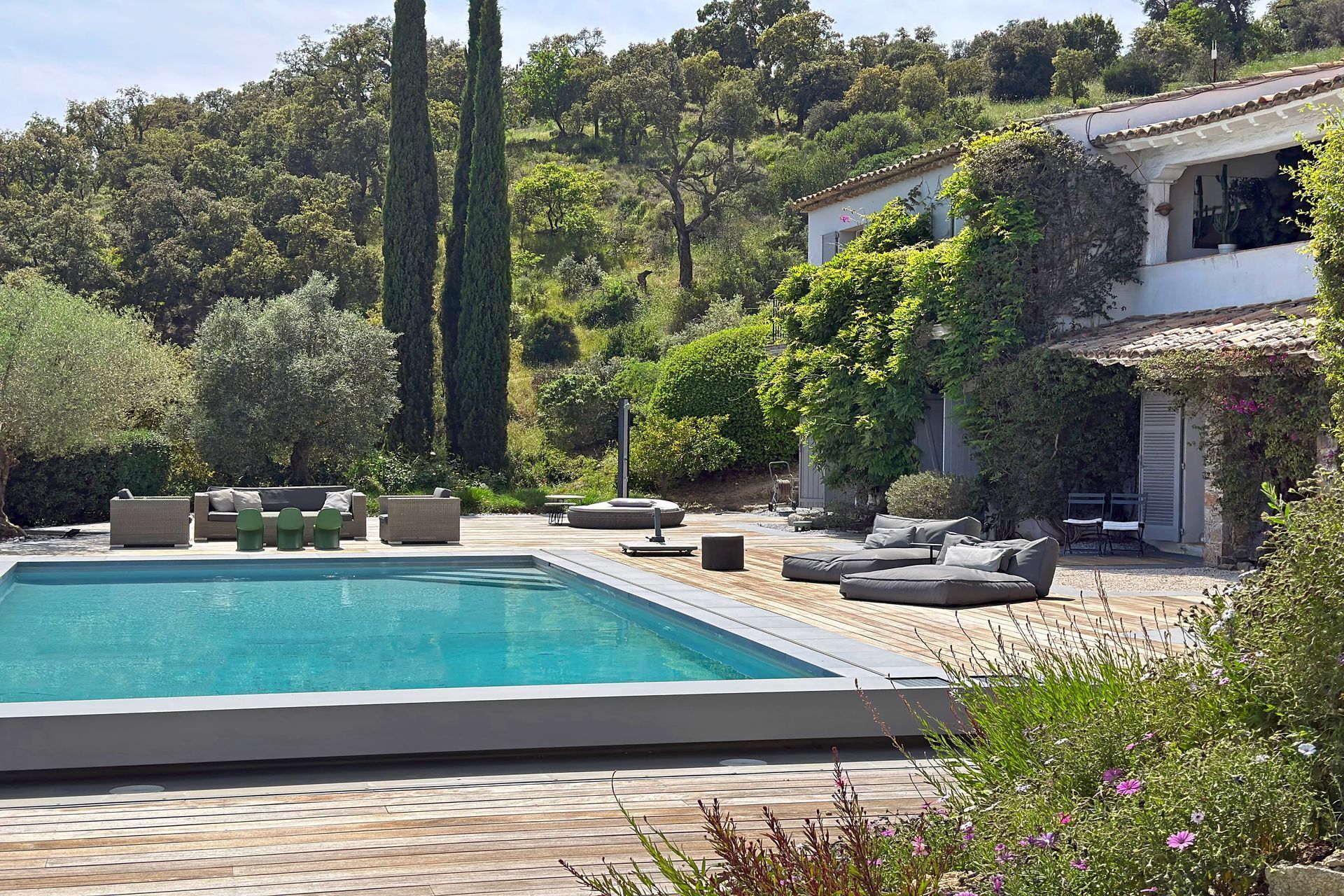 Façade du mas vue depuis la piscine