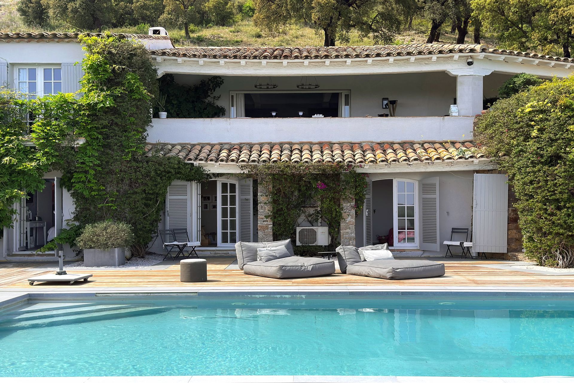 Façade du mas et terrasse haute vues depuis la piscine