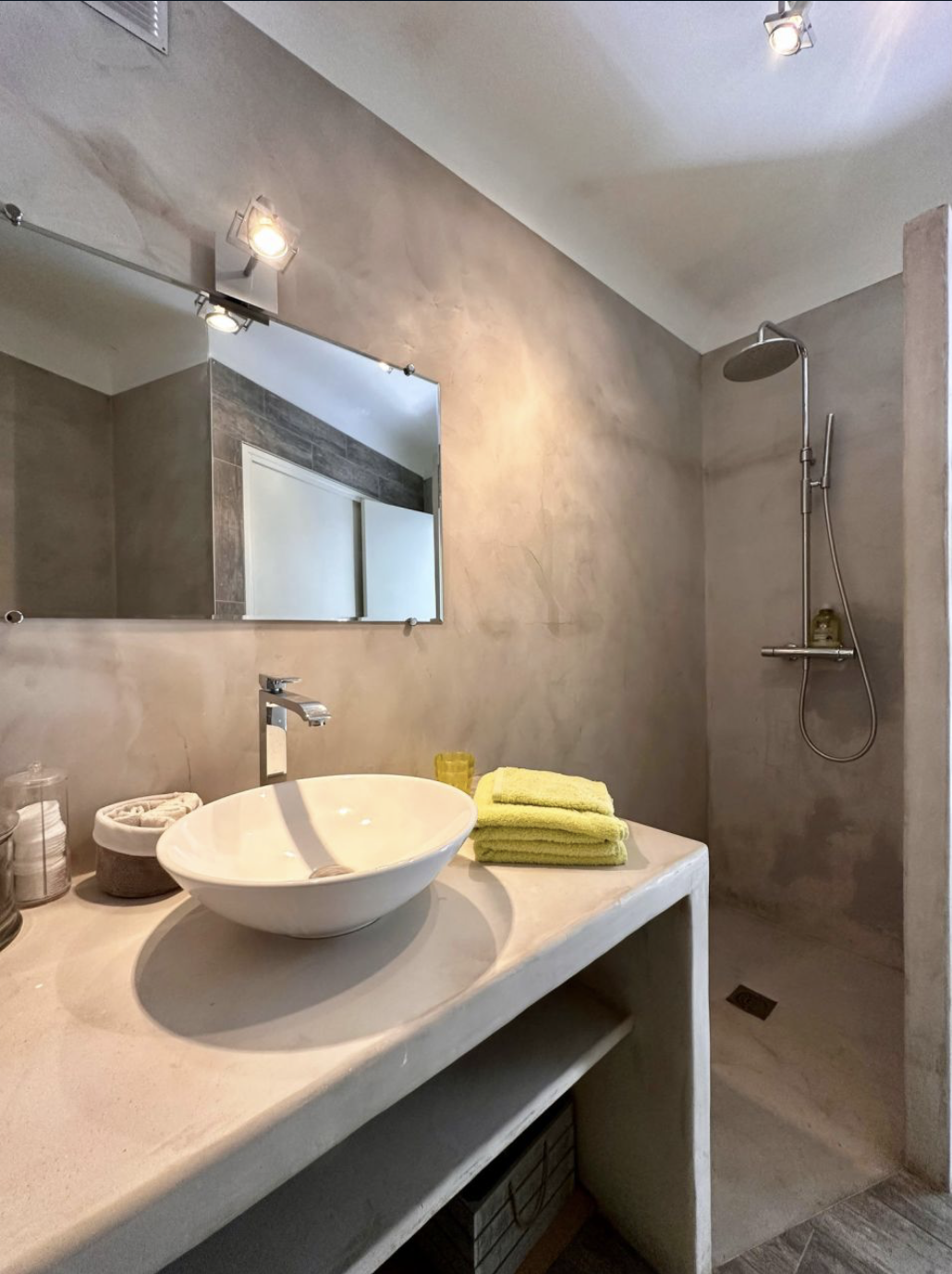 Salle de douche en béton ciré