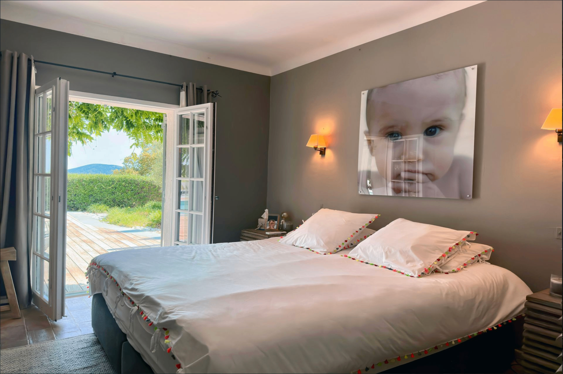 Chambre niveau piscine avec accès direct terrasse