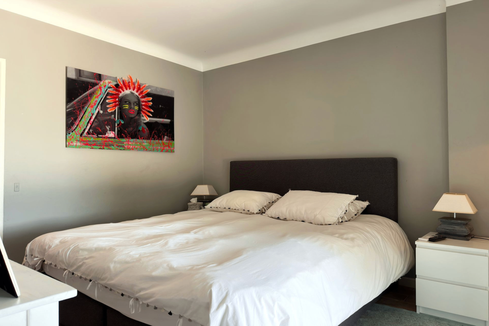 Lit king size et décoration contemporaine