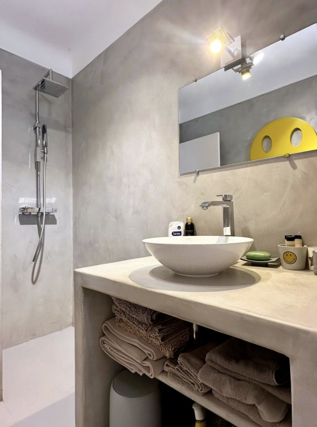 Salle de douche en béton ciré