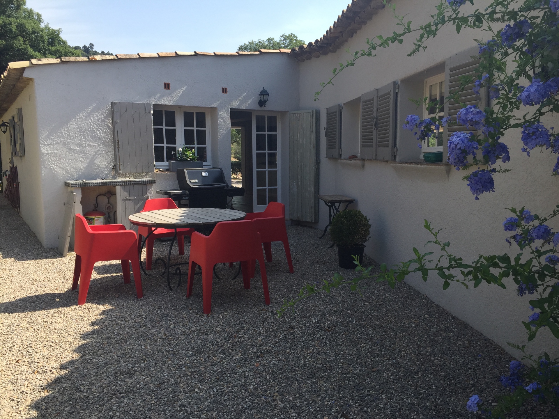 Cour avec coin barbecue