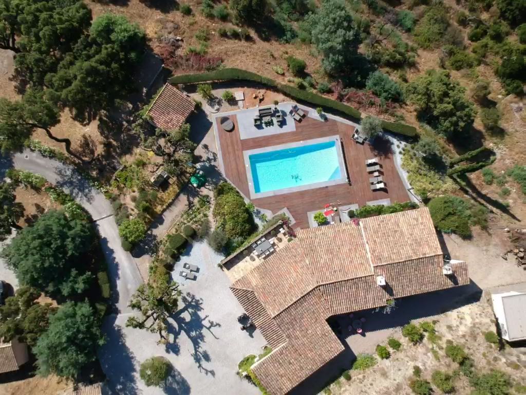 Vue aérienne du mas et de la piscine