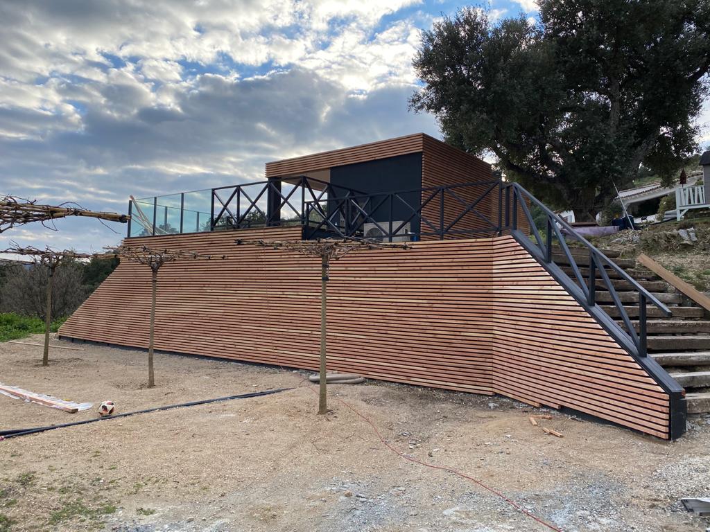 Pool-house en bois et terrasse haute