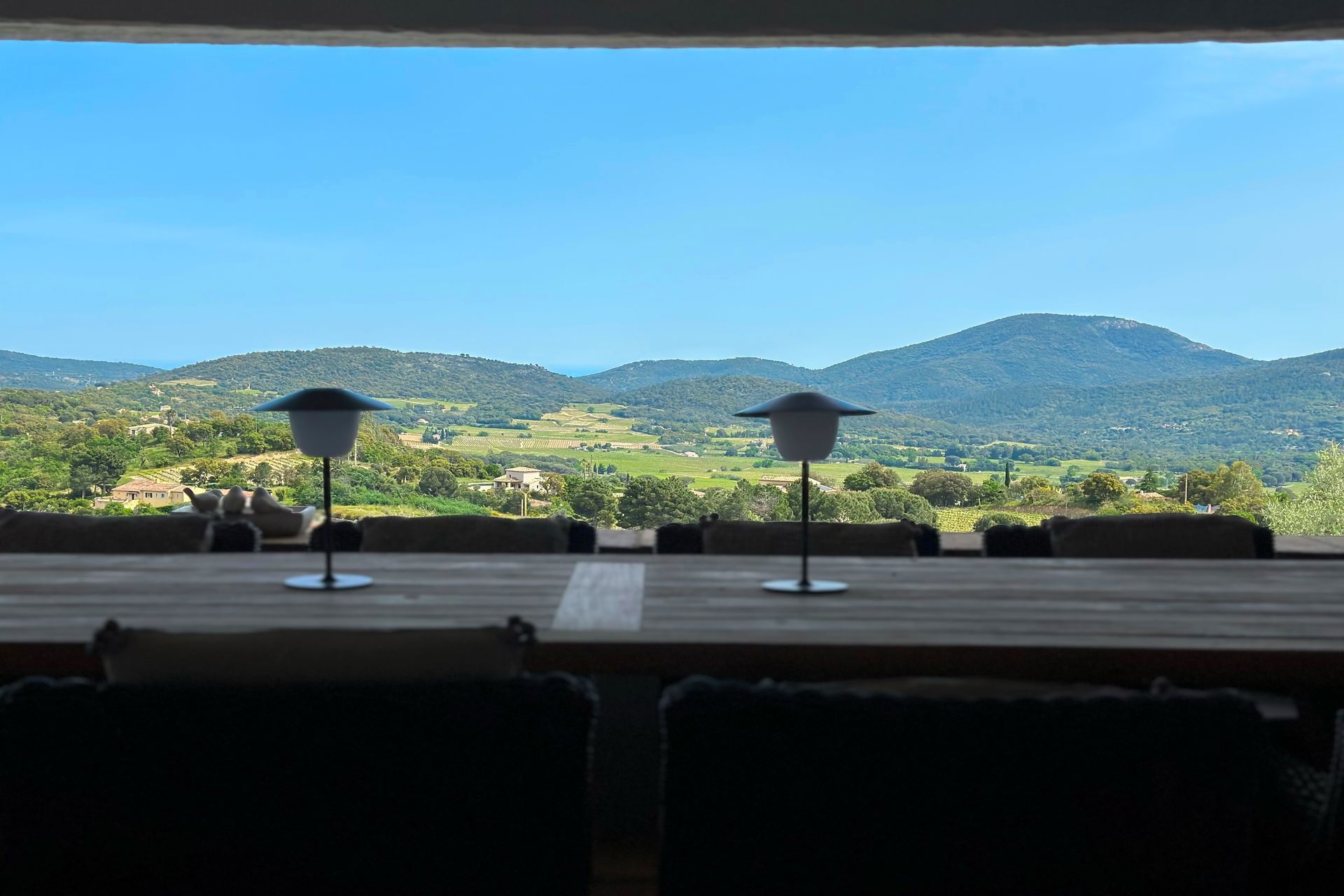 Détente au bord de la piscine
