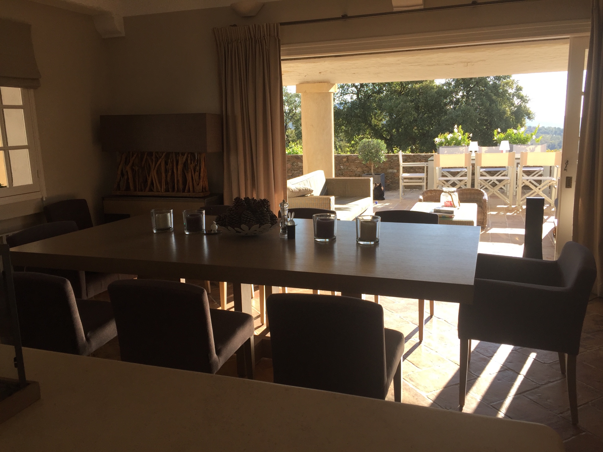 Salle à manger avec accès direct à la terrasse