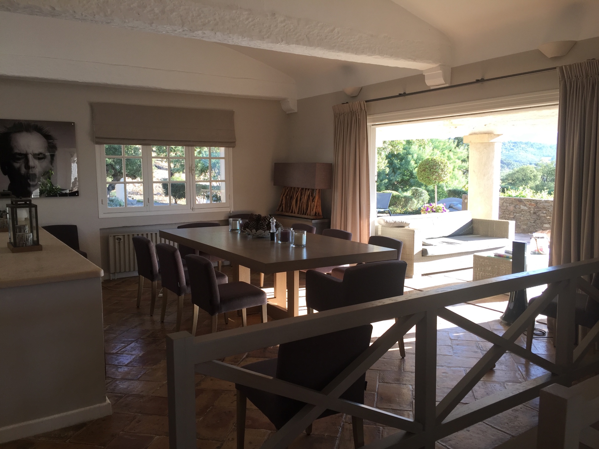 Salle à manger ouverte sur la terrasse