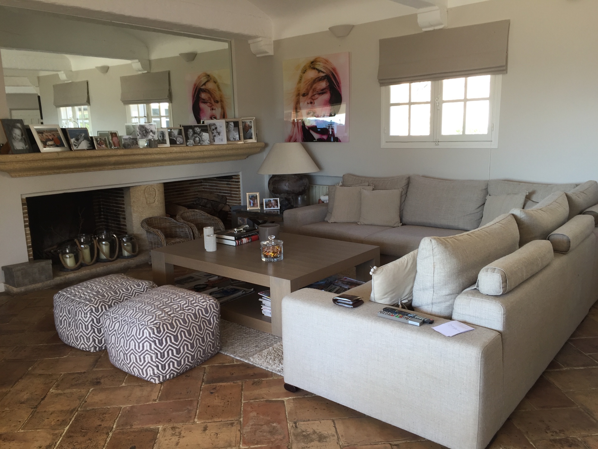 Salon avec cheminée en pierre