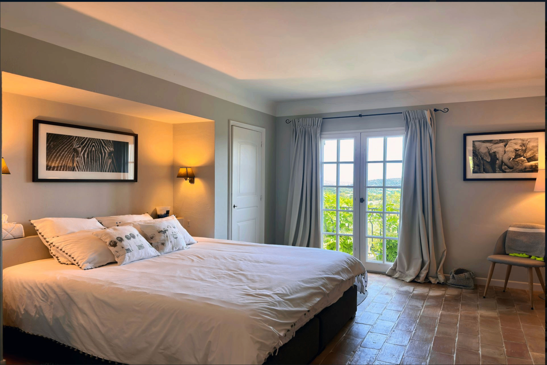 Chambre avec lit king size et vue sur les vignes
