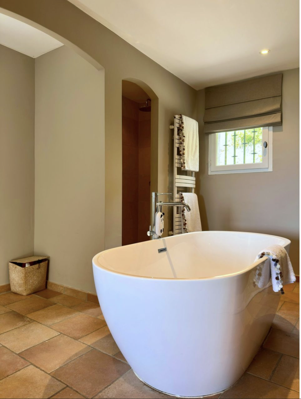 Salle de bains avec baignoire îlot