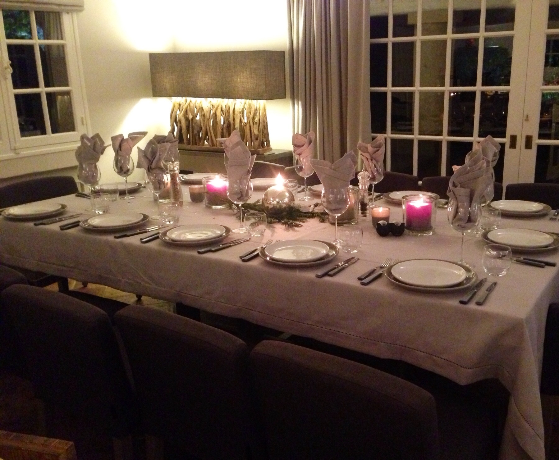 Table dressée pour un dîner aux chandelles