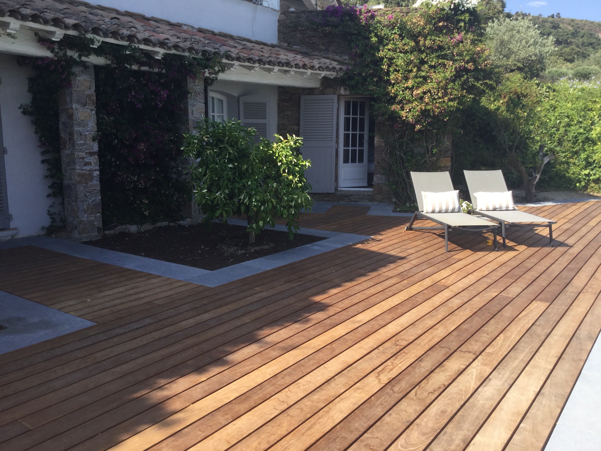 Grande terrasse bois et bains de soleil