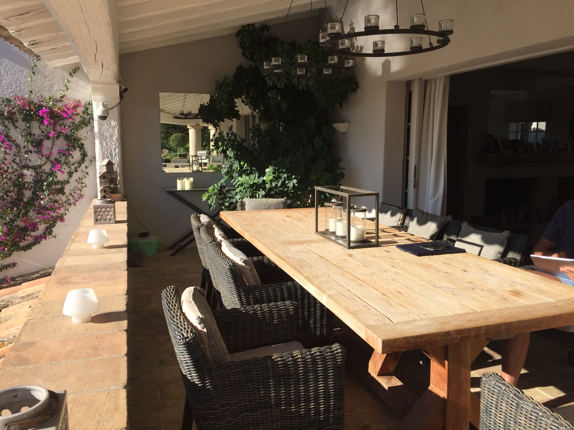 Terrasse couverte avec table d'hôte