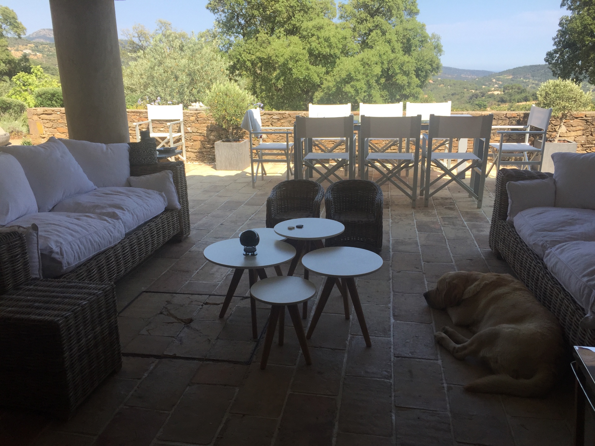 Terrasse salon avec vue sur les collines