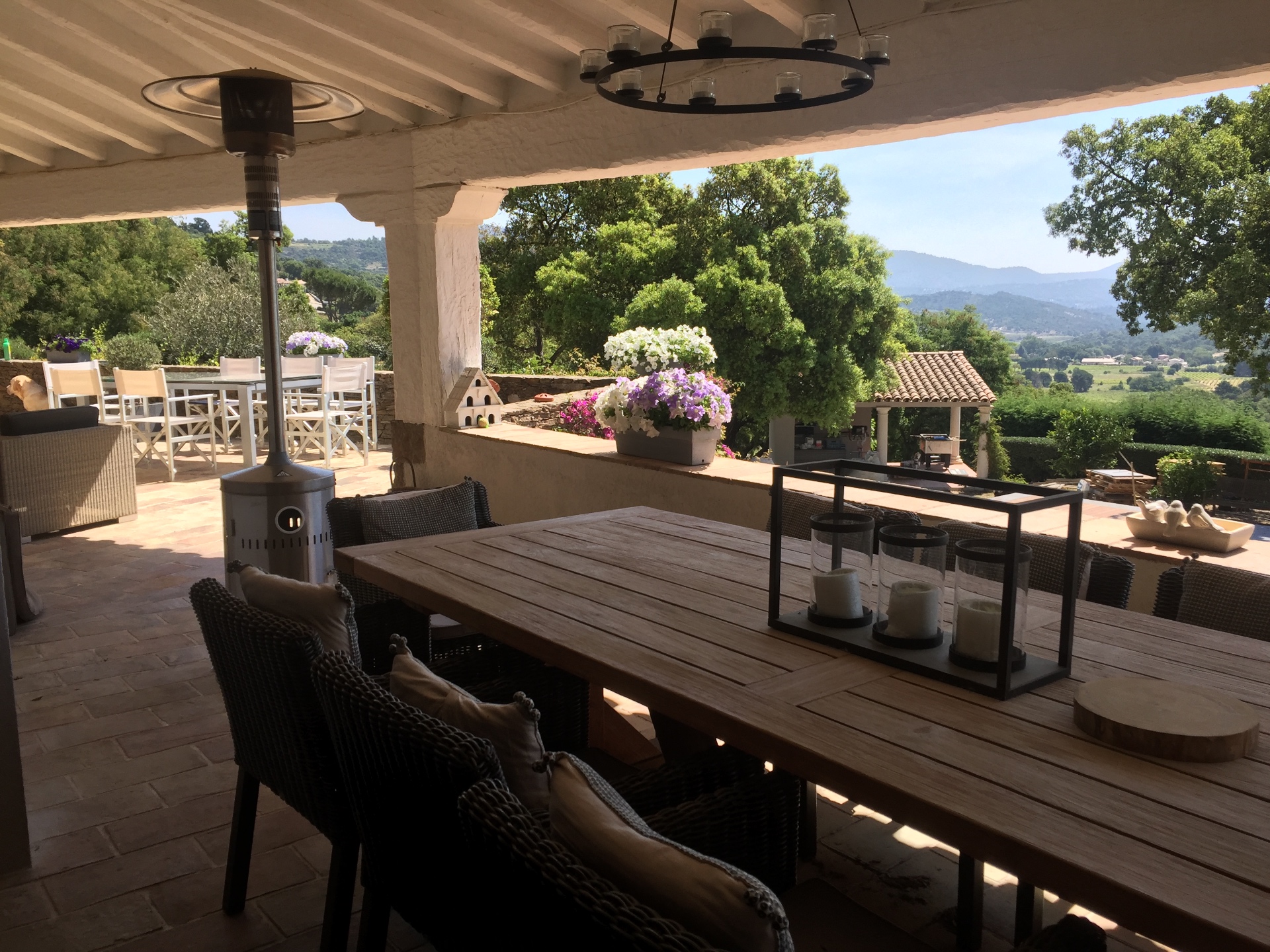 Grande table en bois sous la pergola