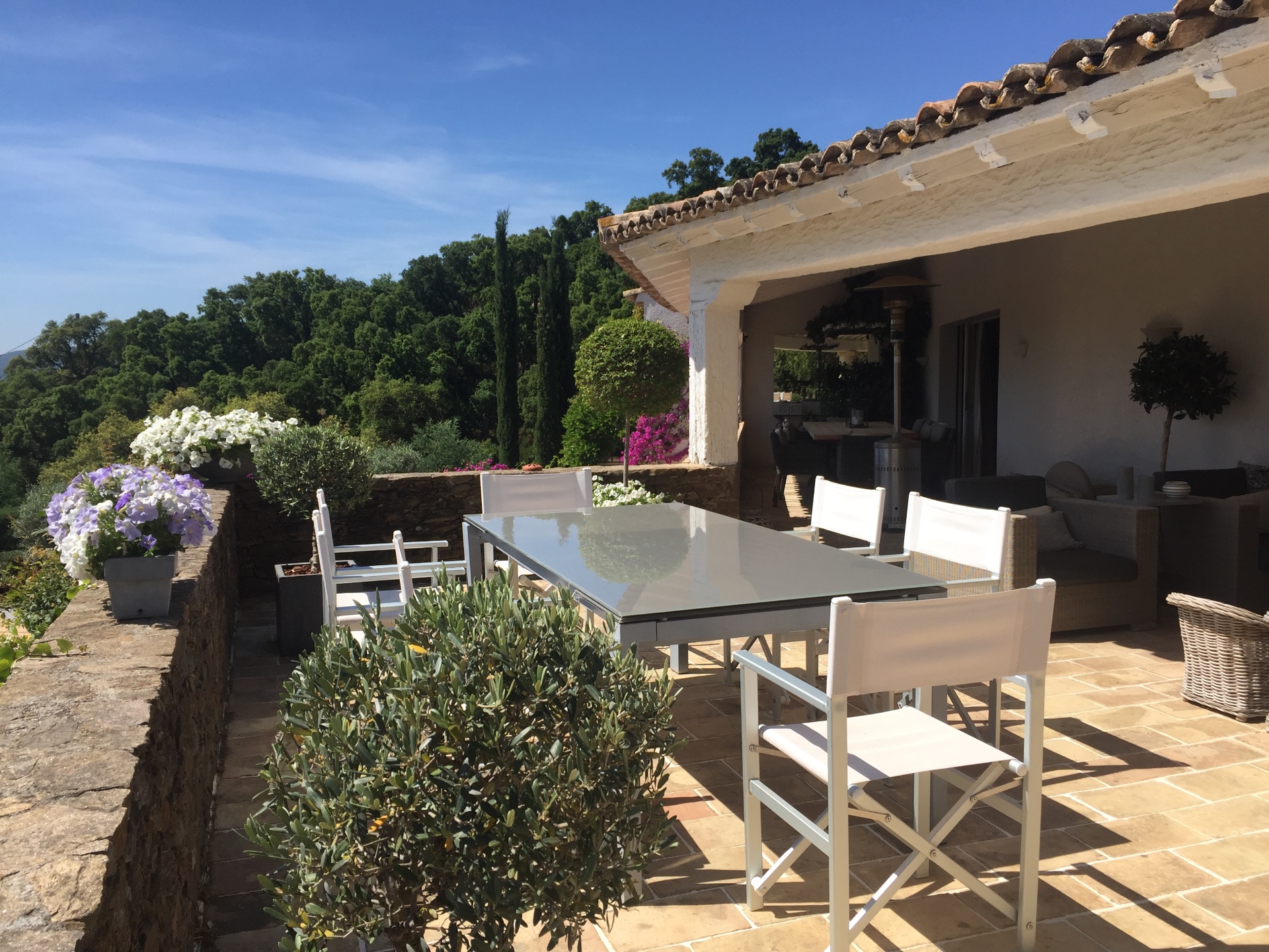 Terrasse à manger face au panorama