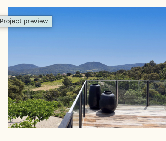 Terrasse en bois avec vases et vue panoramique sur les vignobles
